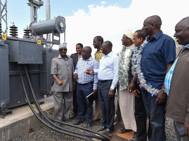Garissa Governor Nathif Jama and Energy CS Charles Keter in Dadaab yesterday/ STEPHEN ASTARIKO